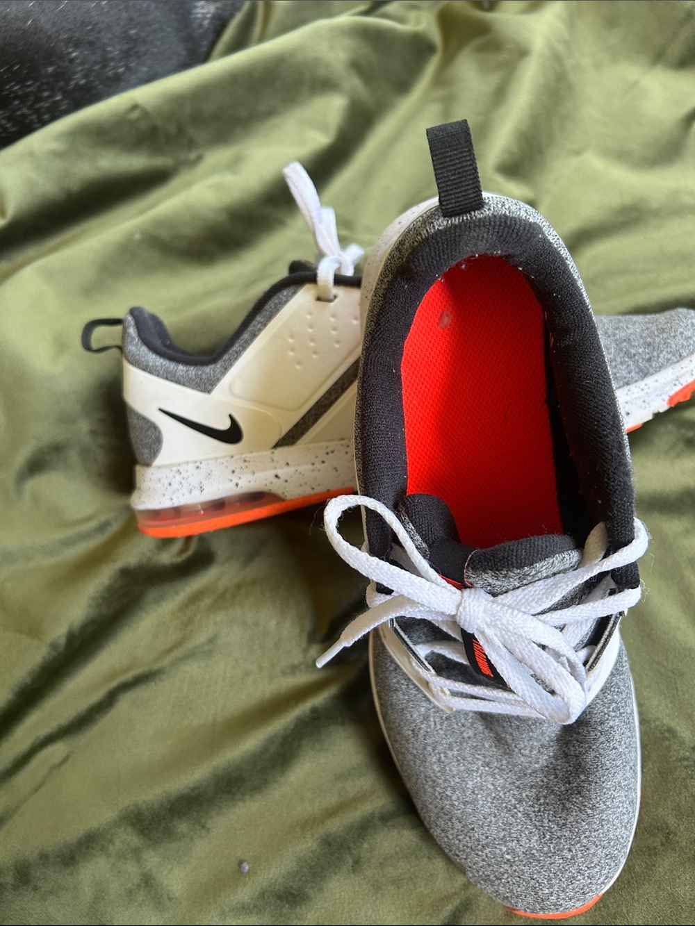 Nike women’s training sneaker. Size 9 - Picture 5 of 8